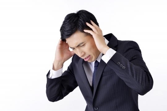 頭痛で悩む男性